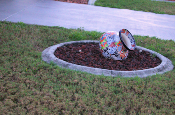 Aksen Batu Vulkanik di Area Taman